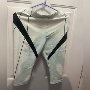 NWT pale green Fabletics crop leggings size large